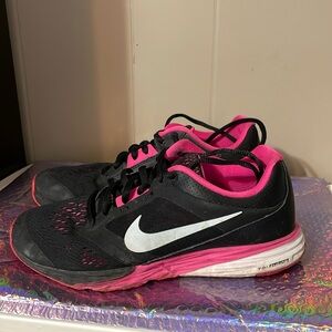 Nike trifusion pink black white